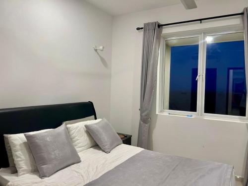 a bedroom with a bed and a window at apartmentleeza in Uswetakeiyawa