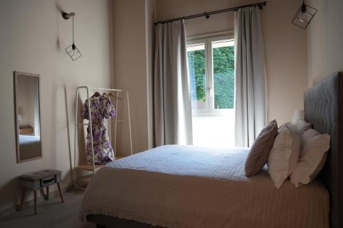a bedroom with a bed and a large window at Agriturismo Ca' Brusca in Due Maestà