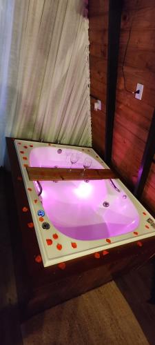 eine rosa Badewanne steht in einem Zimmer in der Unterkunft Chalé Riacho - Cabana em Contenda - Chalé romântico com hidromassagem in Contenda