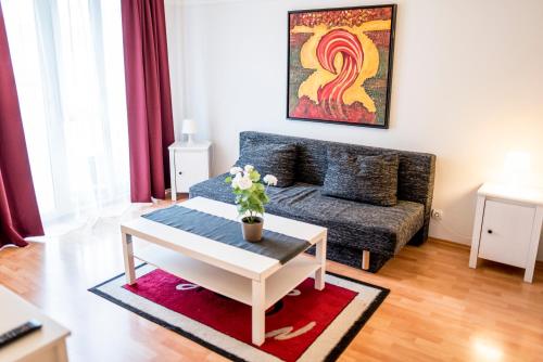 uma sala de estar com um sofá e uma mesa de centro em Agape Apartments em Budapeste