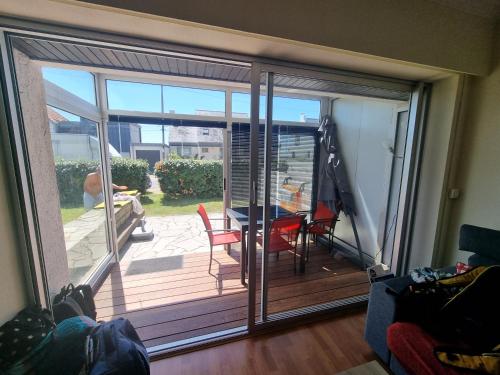 a room with a sliding glass door with a patio at Appartement 30 m de la mer in La Turballe