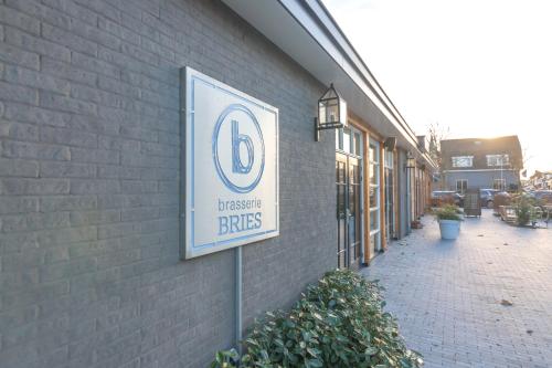 Romantik Badhotel Renesseに飾ってある許可証、賞状、看板またはその他の書類
