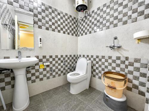 a bathroom with a toilet and a sink at Mahadevs Mansion in Rishīkesh
