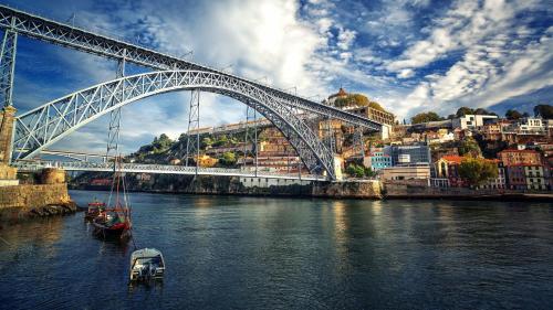 18th Century Italia Suite with Historic Charm & Modern Luxury in Central Porto 2N