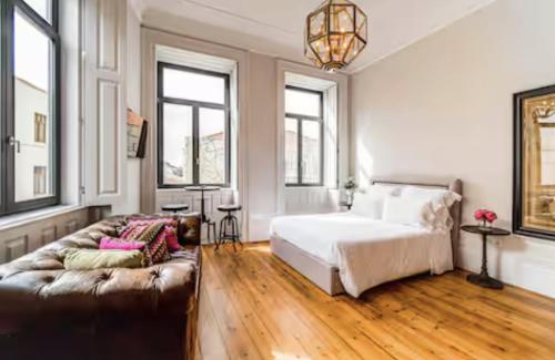 18th Century Italia Suite with Historic Charm & Modern Luxury in Central Porto 2N