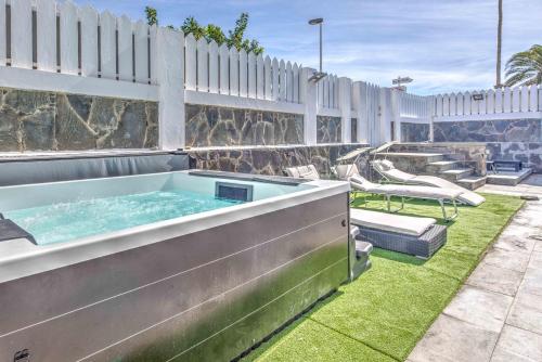 Seafront villa with jacuzzi