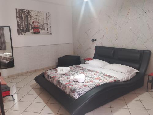 a bed with two towels on it in a room at Dedalo affittacamere in Pompei