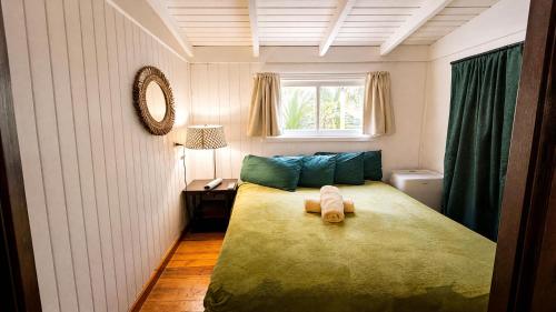 ein Schlafzimmer mit einem Bett und einem Fenster in der Unterkunft El Oasis Hotel in Aguada