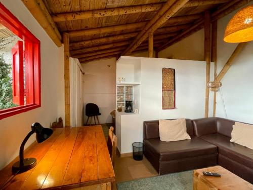 a living room with a couch and a table at Hostal Tralala Salento in Salento