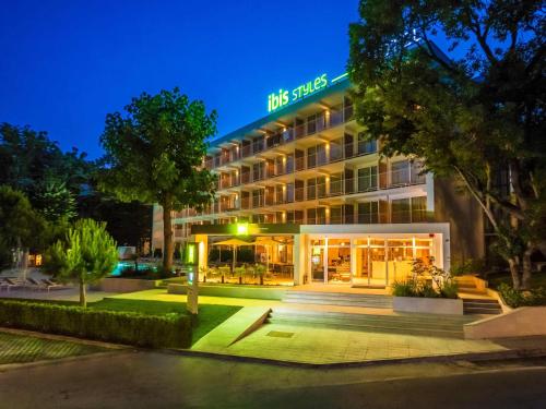 ibis Styles Golden Sands Roomer Hotel — Property building