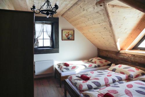 A bed or beds in a room at Koliba Bešeňovka