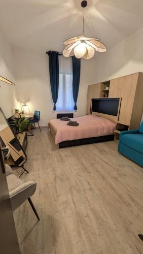 a bedroom with a bed and a blue couch at L'Atelier du Quai in Mâcon