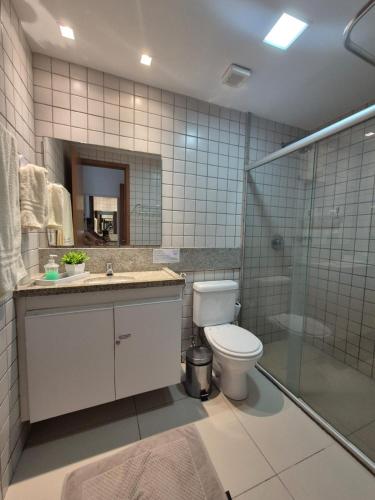 a bathroom with a toilet and a sink and a shower at Aconchegante Flat em condomínio na beira mar de Muro Alto - Malawi Beach Resort in Porto De Galinhas