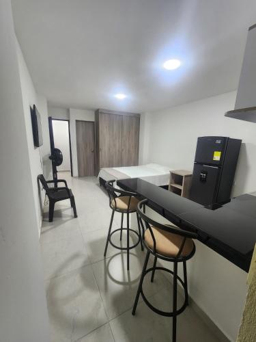 a room with a table and chairs in a room at apartaestudio 304 tranquilo, cómodo y moderno in Tuluá