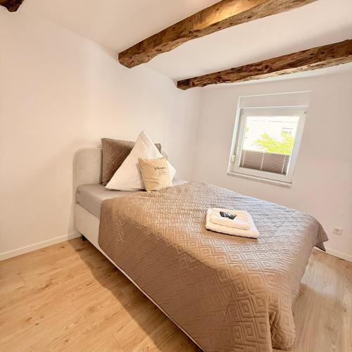 a bedroom with a bed and a window at Ewelinas Altstudio in Sundern