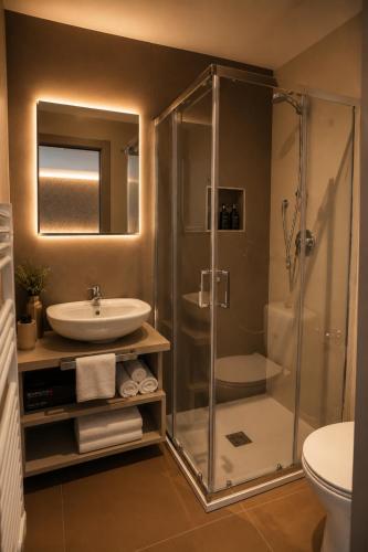 a bathroom with a shower and a sink and a toilet at Boutique Hotel Roma 30 in Trescore Balneario