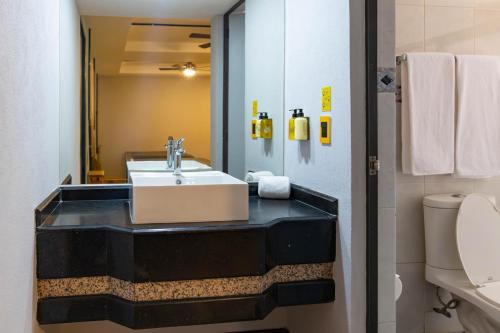 a bathroom with a sink and a toilet at Hotel Escala Centro Histórico in Mexico City