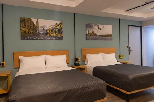 two beds in a hotel room with two beds at Hotel Escala Centro Histórico in Mexico City