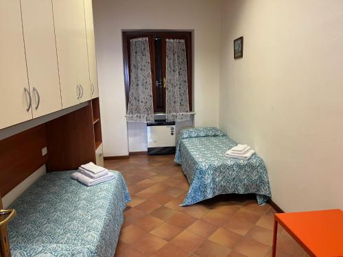a hospital room with two beds and a window at Foresto Case Vacanza in Volta Mantovana