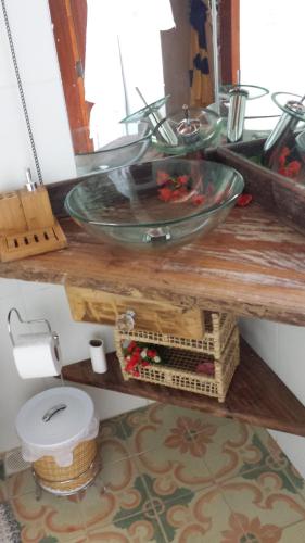 un baño con lavabo e inodoro en Casa Cravo & Canela, en São Pedro da Serra