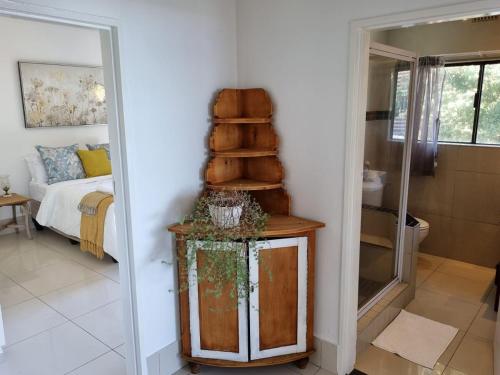 a bedroom with a bed and a staircase in a room at Skye Beach Villa in Tergniet