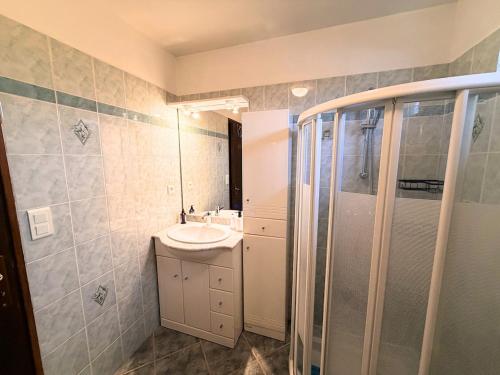 a bathroom with a sink and a shower at Maison paisible Normandie in Saint-Aubin-de-Terregatte