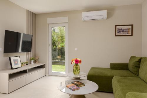 DalmaVita - Luxury Apartment with Private Garden, Just 5 Min Walk to Trogir UNESCO Heritage Center