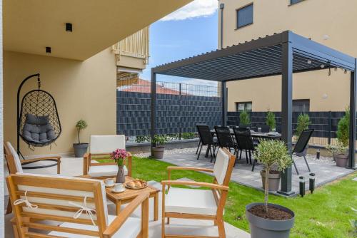 DalmaVita - Luxury Apartment with Private Garden, Just 5 Min Walk to Trogir UNESCO Heritage Center