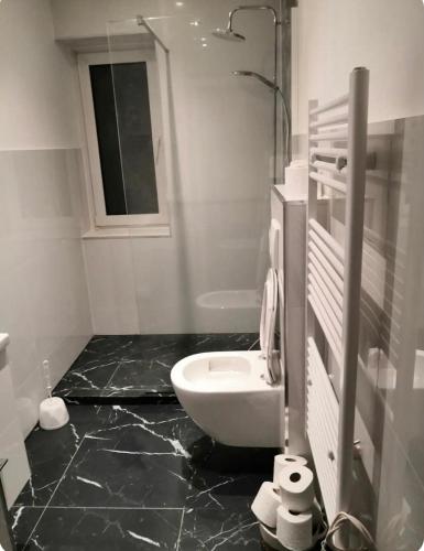 a black and white bathroom with a toilet and a shower at Ferienwohnung am Bahnhof Schwerte mit Balkon in Schwerte