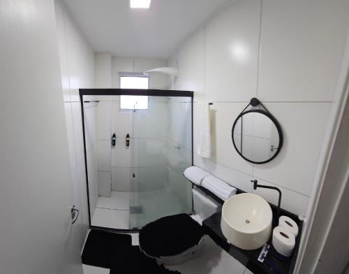 a bathroom with a shower and a toilet and a sink at Apartamento completo no Bérgamo in Feira de Santana