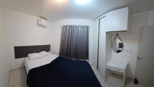 a bedroom with a bed and a desk in it at Apartamento completo no Bérgamo in Feira de Santana
