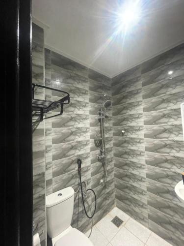 a bathroom with a toilet and a sink and a shower at Appartement climatisé avec balcon proche plage in Saïdia