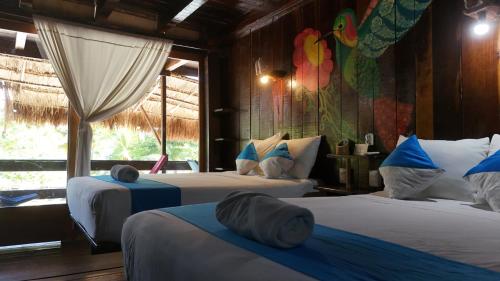 a bedroom with two beds in a room at Eco Cabañas Bluekay in Mahahual