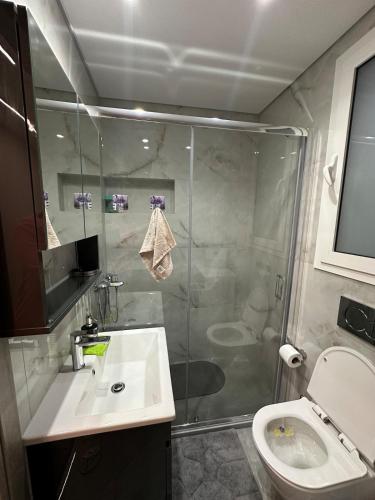 Luxury Haven Fully Renovated Designer Apartment