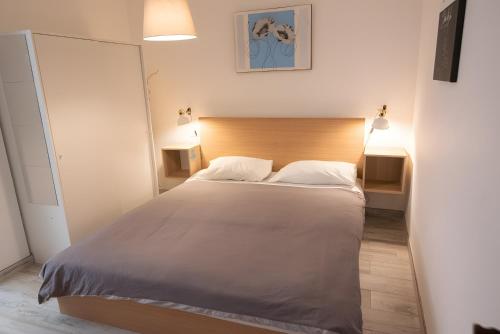 a bedroom with a large bed with a wooden headboard at Casa para descubrir el mar in La Garita