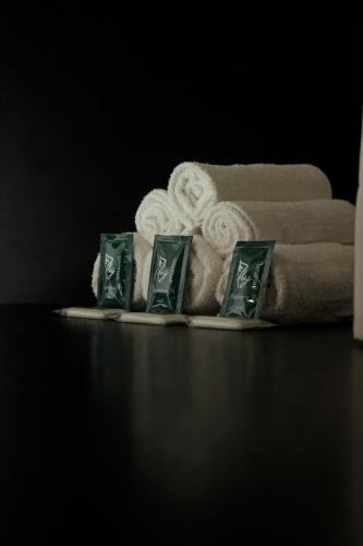 a tray with towels and towels on a table at Hotel Gênova BC in Balneário Camboriú