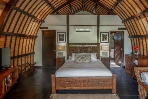 a bedroom with a large bed in a room at 4 Elements - Contadora Island in Contadora