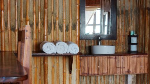 a bathroom with a shelf with a mirror and a sink at Eco Cabañas Bluekay in Mahahual