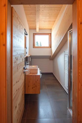a bathroom with a sink and a window at Chalet Brento in Lundo