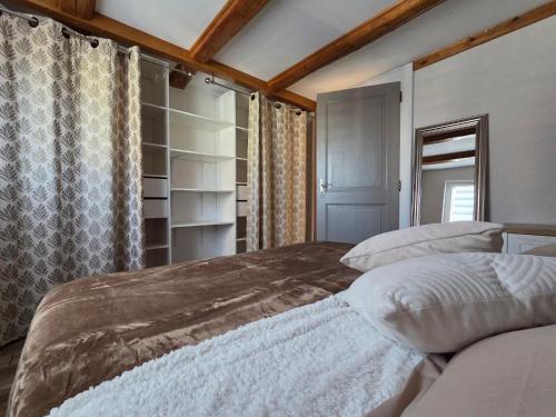 a bedroom with two beds and a book shelf at La Maison Kouglof in Nordheim