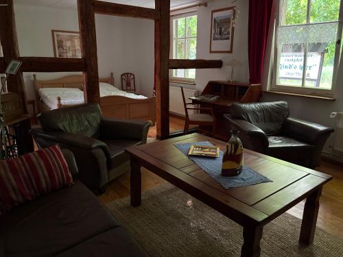 ein Wohnzimmer mit Sofa und Couchtisch in der Unterkunft Ferienwohnung Eldeidyll in Neu Kaliß