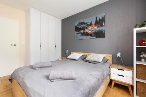 a bedroom with a large bed with two pillows at Apartament z Liskiem Szczyrk przy Żylicy SKI bus narty relaks i natura in Szczyrk