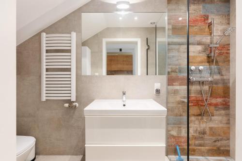a bathroom with a sink and a shower at Apartament z Liskiem Szczyrk przy Żylicy SKI bus narty relaks i natura in Szczyrk