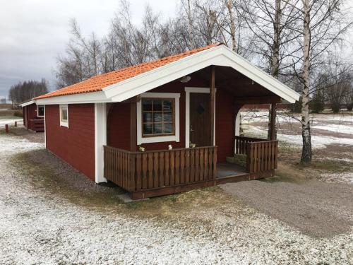 a small red cabin with an orange roof at Gripenbergs Gårdsbutik in Skänninge
