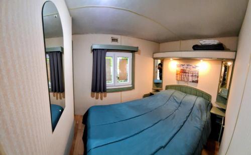 a small room with a bed and a mirror at Evasion Charente in Sémussac