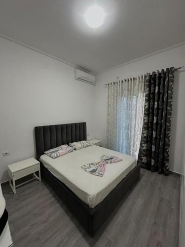 a bedroom with a large bed and a window at Green Berat Villa in Uznovë