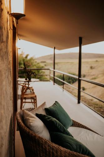 a wicker chair on a balcony with a view of the desert at Villa Arouca in Areal