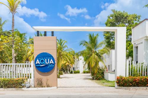 a sign at the entrance to akula resort at Cabañas Aqua Blue Coveñas in Coveñas