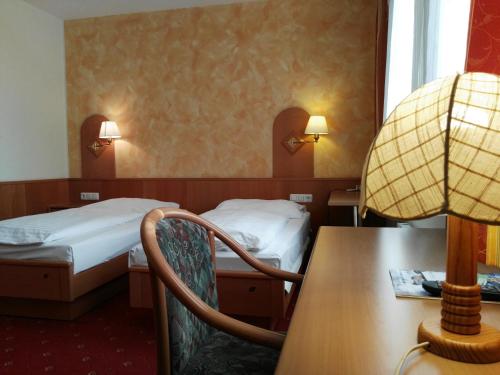 מיטה או מיטות בחדר ב-Hotel Wirt im Feld