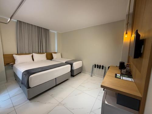 ein Hotelzimmer mit Bett und Fernseher in der Unterkunft Viso Hotel in Tianguá